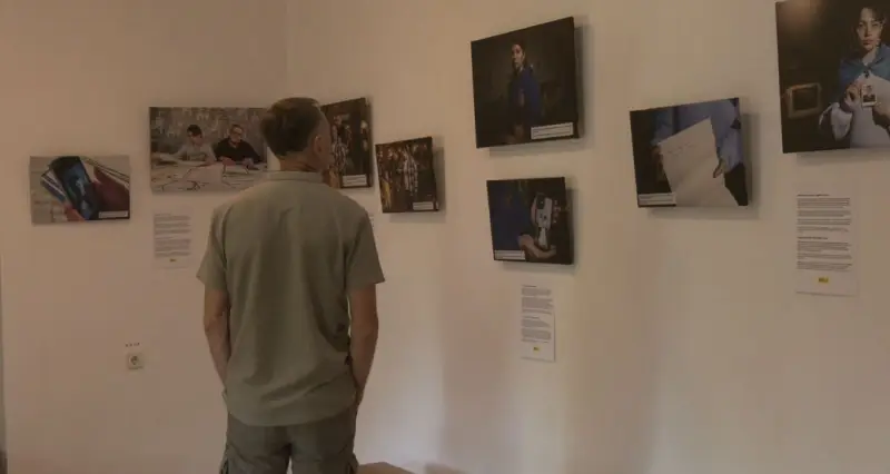 Фотовиставка в Каневі розповідає мовою світлин про біль полону: історії українських захисників