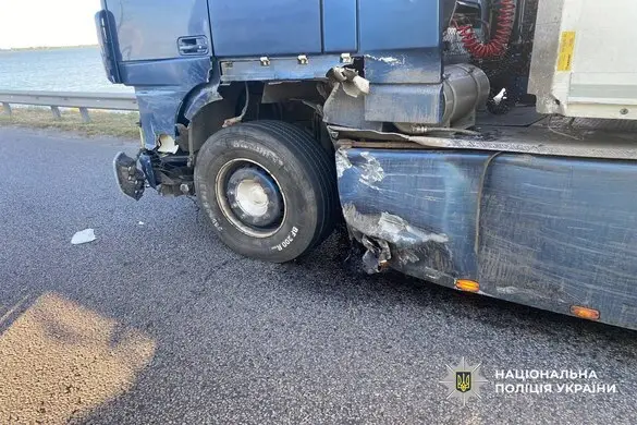 На Черкащині Porsche зіткнувся з вантажівкою: двоє людей у лікарні